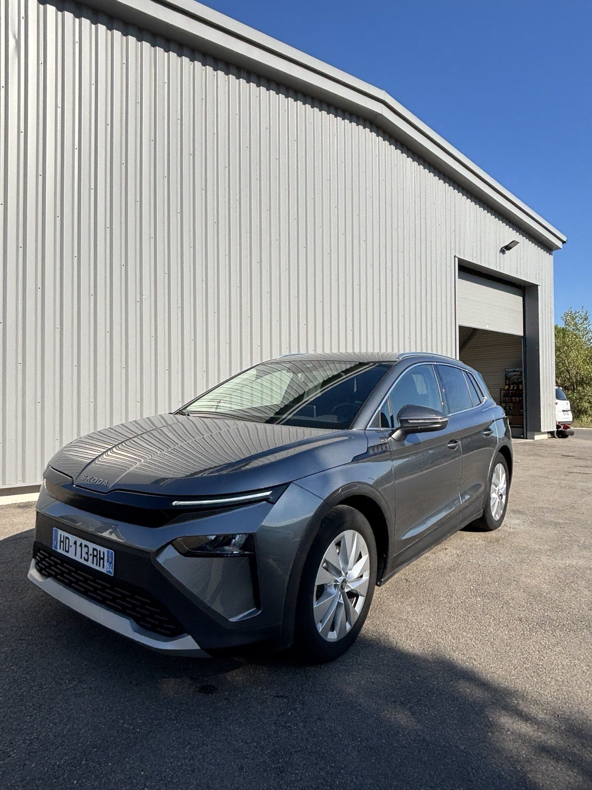 Skoda devant la station